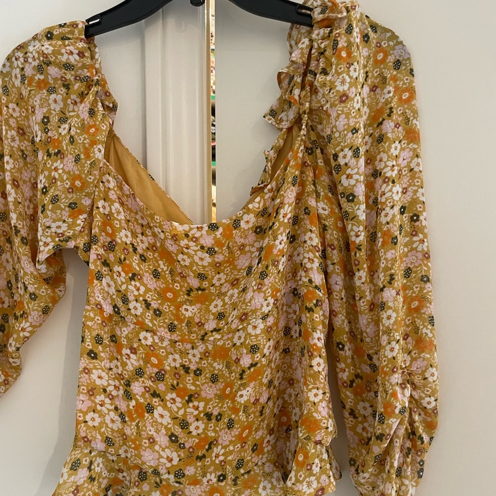 ASTR the Label Rouched Sleeve Top - Picture 5 of 5